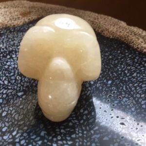 Goud lichtgele Calciet Skull 2: Bevat Gouden Inca Tijdscodes = 5 x 3.5 x 3 cm