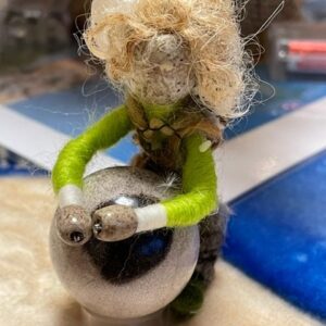 Versteend Hout Bol: 3 cm met Elfjes Moederkoningin.