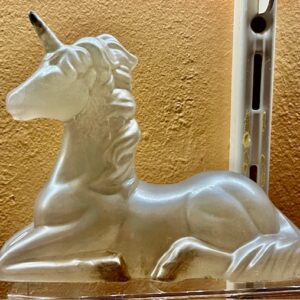 LeMUria Zilveren Eenhoorn: Wit Seleniet in kunsthars gegoten (Moeder Maan) + MP3 26.37 min