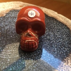 Rode Jaspis Skull 13 - Verbonden aan Feeërieke Elfenwereld op Moeder Aarde = 3.9 x 2.7 x 2.9 cm