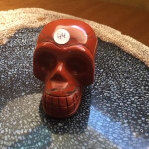 Rode Jaspis Skull 6 - Verbonden aan Feeërieke Elfenwereld op Moeder Aarde = 3.9 x 2.7 x 2.9 cm