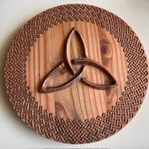 SYMBOOL BORD MET TRISKELIA KNOOP nr 2 - Douglas Spar Hout Ø 26 cm en 28 mm dik