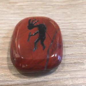 Rode Jaspis - Talismansteen - Kokopelli = God van Vreugde & Vruchtbaarheid