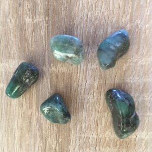 Smaragd kristallen getrommeld: ± 1 cm