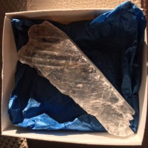 Mariaglas 10 - Hildegard von Bingen / Visstaart Zilver Seleniet: ±10.5x4x1.8 cm - LeMUria Regenboog Frequentie