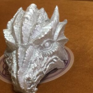 Seleniet Wit Uluru Drakin met Zilverglans Drakin in kunsthars:  Fijnbesnaard LeMUria Maria Moederliefde - 11x7x6.5 cm - 300 gram