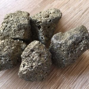 Pyriet ruw: ± 4x4x2 cm & 60-70 gr per stuk - Beschermende healingsteen