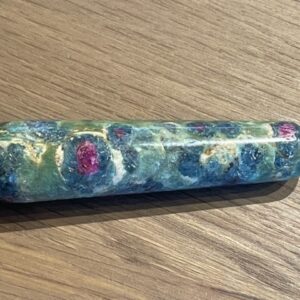 Robijn in Fuchsiet + Apetiet: Meridianen Healing Stick 1: 7x2 (lxd) - 40 gr. - Bevat Moeder Maria Formules en Codes