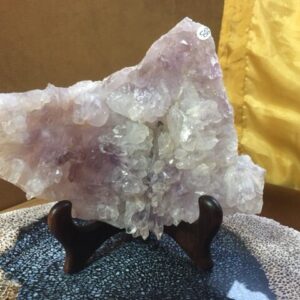 Amethist Spiritueel Kwarts ruw 1: 16x13.3 (bxh) - 341 gr + Standaard = HOLY LADY AMETHIST ENGELEN VLEUGEL