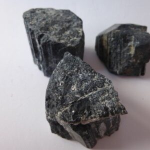 Toermalijn Zwart ruw: ± 2,5x2x2 cm PER STUK