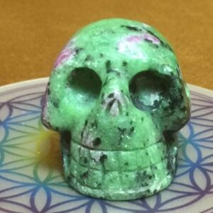 Zoïsiet Robijn Skull 3: 4.5x3.5x3 cm