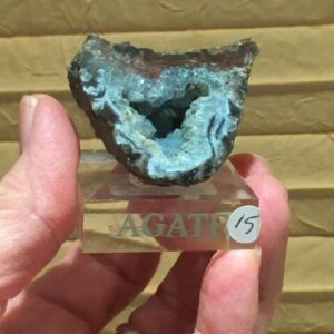 Agaat Blauw Geode - klein op standaard: 3.5x4x3 cm - 50 gram