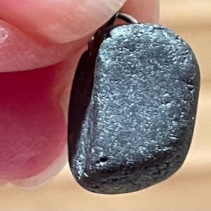 Hematiet - Hanger Mat (1,2 x 1 cm): Beschermd worden door Moeder Kwan Yin Drakinnen