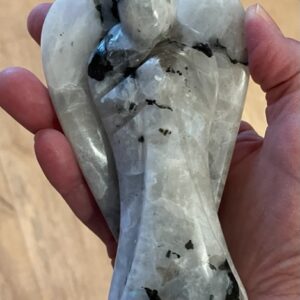 Maansteen (Regenboog) met zwarte Toermalijn - Engel 2L: 12 x 7 x 3,5 cm - LeMUria Moedergodin - werkt kalmerend