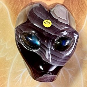 Fluoriet Alien met Labradoriet ogen 10:  8 x 6,5 x 7,5 cm - 552 gram