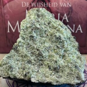 Serpentijn ruw: ±8x3x8 cm (lxbxh) - 266 gr - Andromeda verbinding