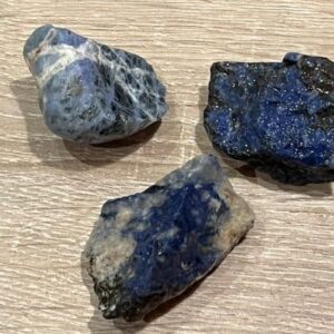 Sodaliet ruw  +/- 40 gram en 5 cm - Siriaans Kristal