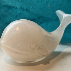 Zandkleurig Seleniet Walvis in kunsthars met LeMUria Klankgodinnen Shiva schelpje + MP3 26.37 min