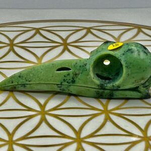 Grossulaar / Groene Granaat / Transvaal Jade Raven schedel nr 1: 8.2x2.4x2.7 cm (lxbrxh) - 40 gram