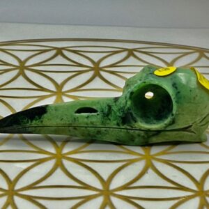 Grossulaar / Groene Granaat / Transvaal Jade Raven schedel nr 2: 8.2x2.3x2.5 cm (lxbrxh) - 35 gram