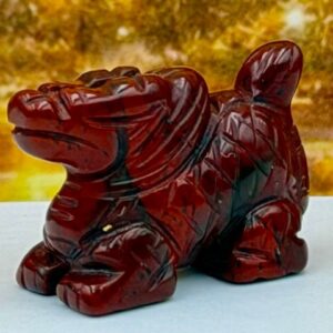 Miniatuur Hond- Breccie Jaspis: 2.5x1x1.6cm (lxbrxh)