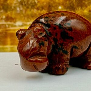 Miniatuur Neushoorn - Breccie Jaspis: 2.5x1.2x1.6cm (lxbrxh)