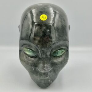 Grijze LeMUria Kwarts Fairy Elf Skull met Labradoriet ogen L1: 10x7x10 cm -  gram = Bewaarster van Stilte in de ULURU Schelp-Elfen Bronnen