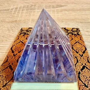 Kristal Piramide met 20 LeMUria Lichtmeridianen – 6 cm - 220 gram: Violet geïmpregneerd, gelijkzijdig uitgelijnd met 5 Meridianen