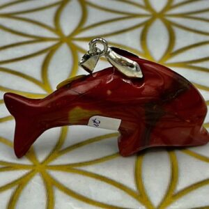 Mookaïet (rood) = Australisch Jaspis - Dolfijn Hanger: 4.5x 1.2x2.5 cm (lxbrxh) - 13 gram - Aardend, Reinigend, Voedend