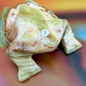 Aragoniet Maori Kikker 3: 11x8x 4,5 cm (lxbrxh) - 383 gram: Levende Kristalcodes uit het Oude Volk