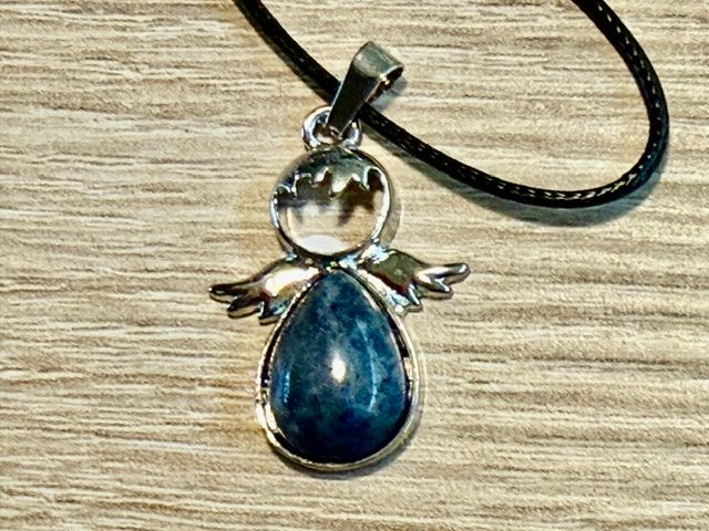 Sodaliet Moeder Maria & Isis als Beschermengel aan ketting: 3.5x2.5 cm (hxb) - kettinglengte max 49 cm