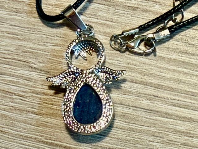 Sodaliet Moeder Maria & Isis als Beschermengel aan ketting: 3.5x2.5 cm (hxb) - kettinglengte max 49 cm - Afbeelding 2