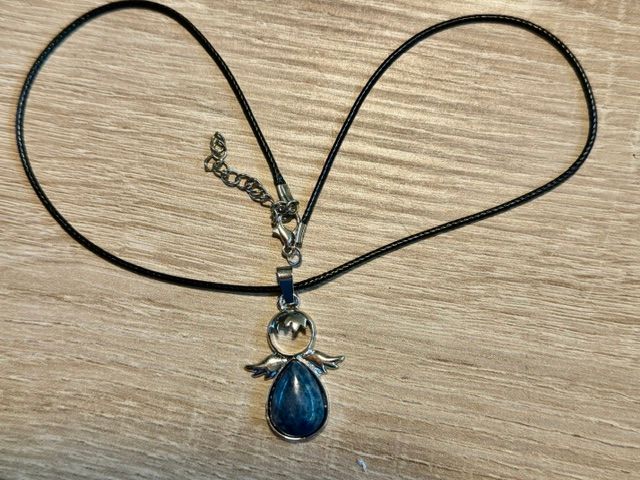 Sodaliet Moeder Maria & Isis als Beschermengel aan ketting: 3.5x2.5 cm (hxb) - kettinglengte max 49 cm - Afbeelding 3