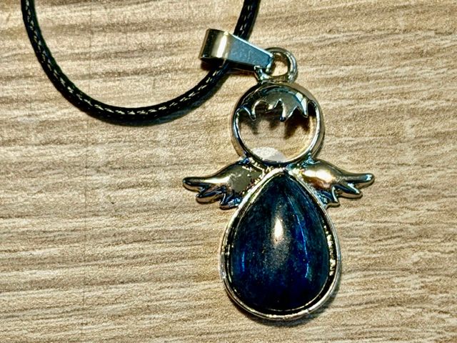 Sodaliet Moeder Maria & Isis als Beschermengel aan ketting: 3.5x2.5 cm (hxb) - kettinglengte max 49 cm - Afbeelding 5