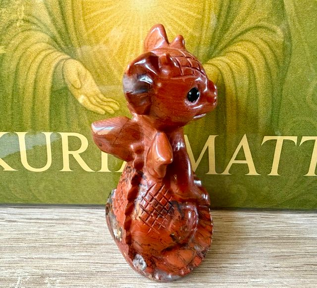 Rode Jaspis Draakje met Onyx ogen STAAND nr 3: 5x5x8,5 cm (brxdxh) - 151 gram: Aardend - Beschermend - Harmoniseert - Afbeelding 2
